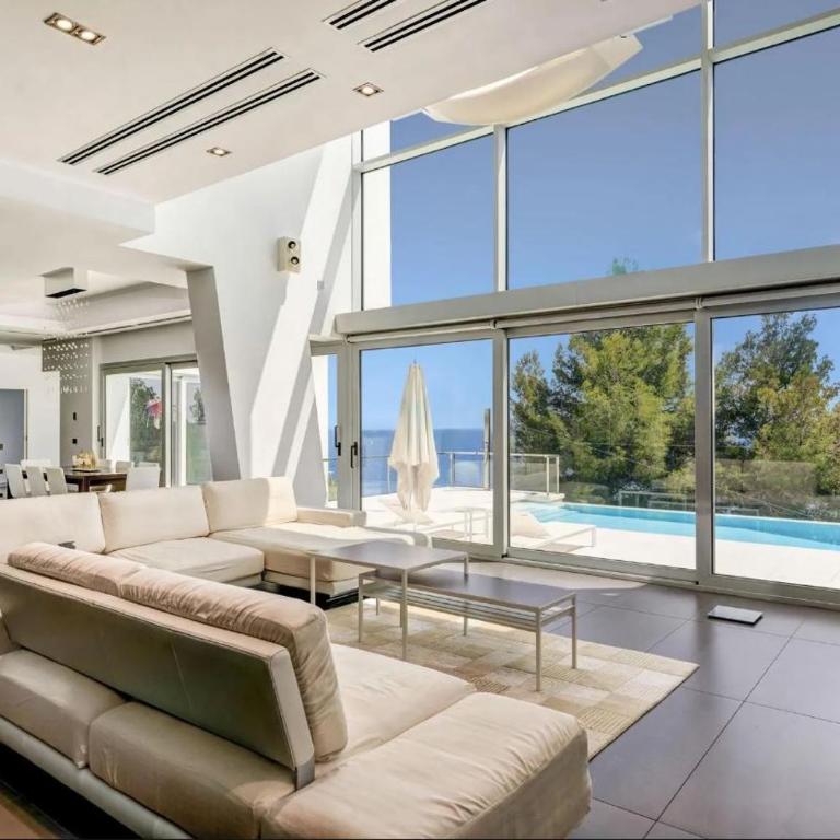 Spacious Family Home with Private Pool and Sauna - Villa - 12