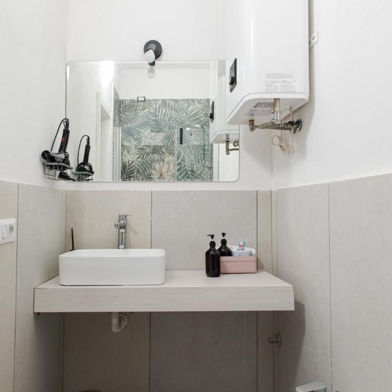 Flower rooms - Small Double Room - 5