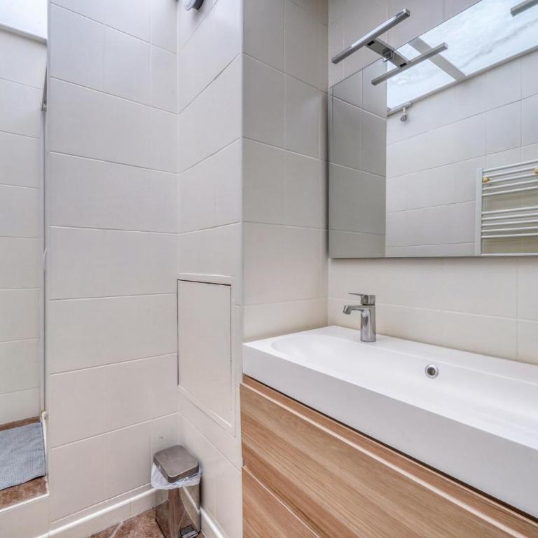 Spacious and bright haven of peace - Apartment - 17