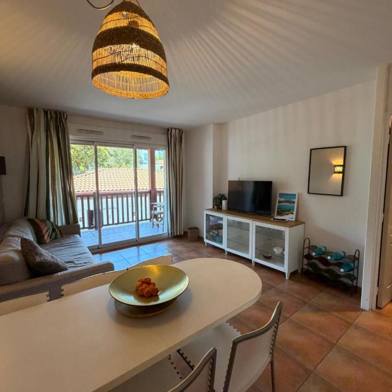 T3 résidence 4 étoiles piscine et 400 m plage Erromardie - Appartement 3 Chambres - 1