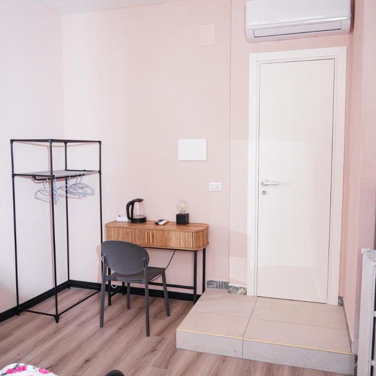 Flower rooms - Double Room with Private Bathroom - 12