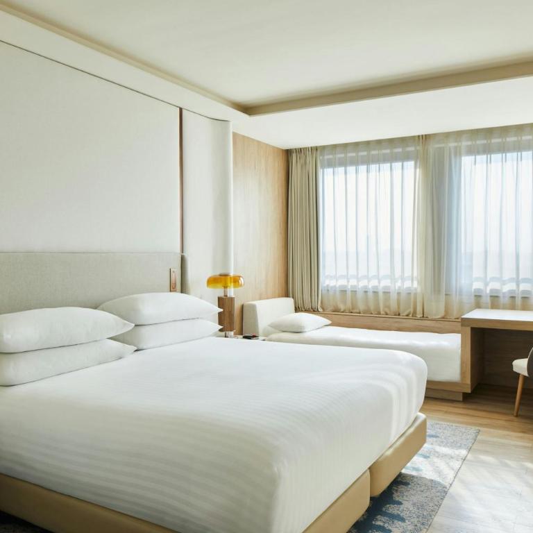 Madrid Marriott Hotel Princesa Plaza - Habitación Familiar Superior con vistas a la ciudad - 1 cama extragrande - 1