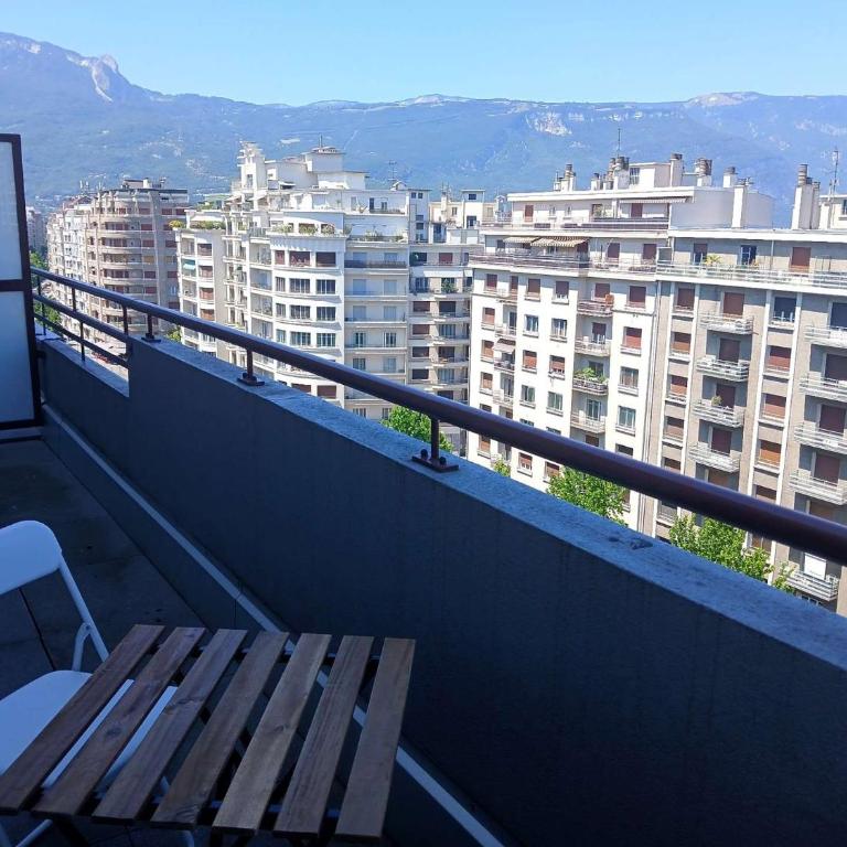 Geoffrey – T2 avec 2 balcons vue panoramique • 4 pers • Grenoble - One-Bedroom Apartment with Balcony - 6