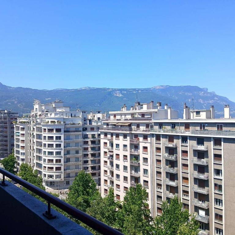 Geoffrey – T2 avec 2 balcons vue panoramique • 4 pers • Grenoble - One-Bedroom Apartment with Balcony - 7