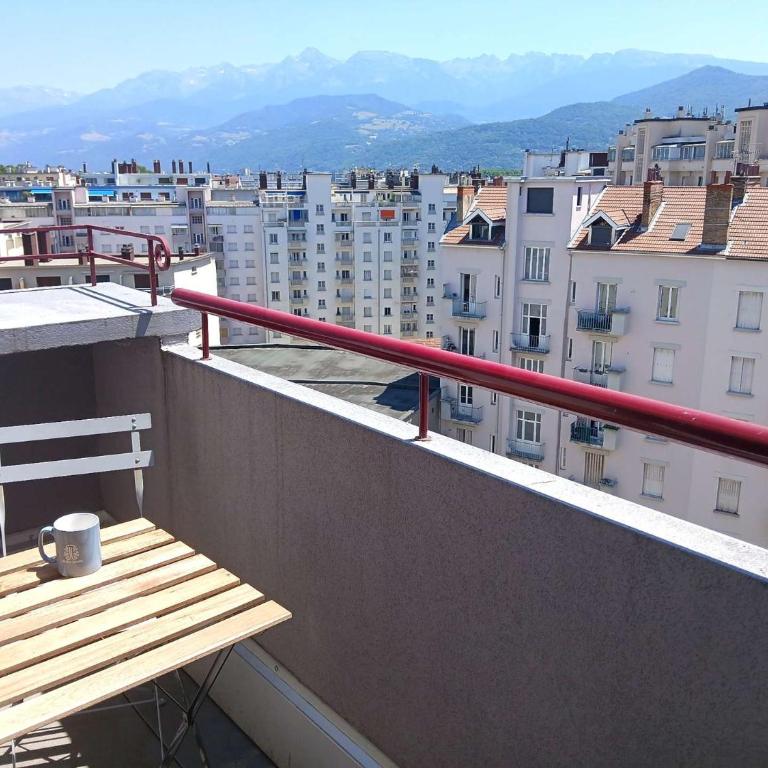 Geoffrey – T2 avec 2 balcons vue panoramique • 4 pers • Grenoble - One-Bedroom Apartment with Balcony - 12