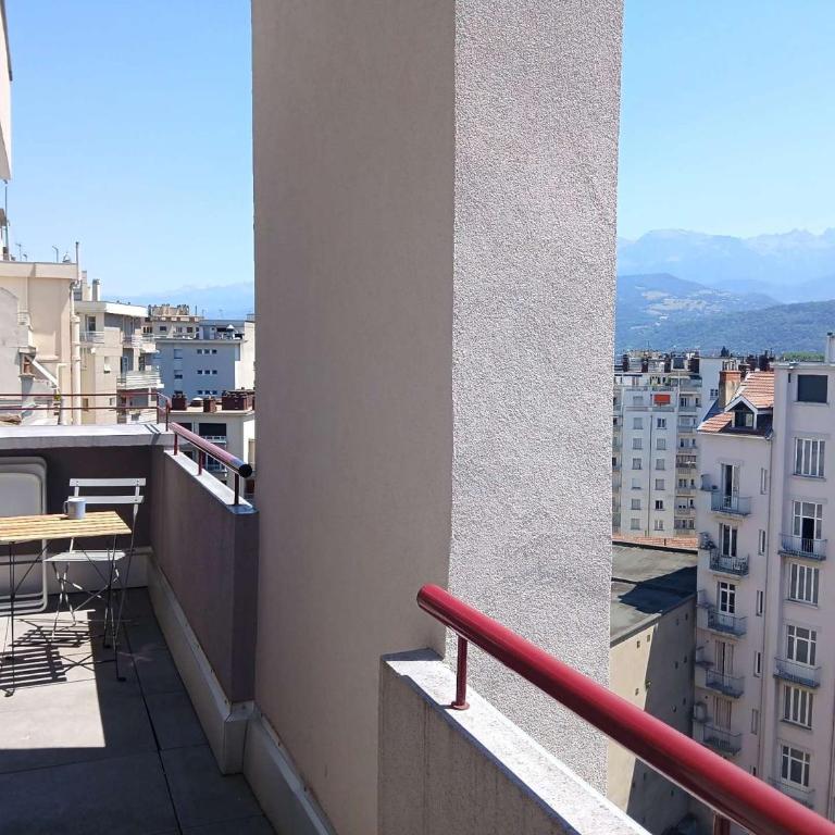 Geoffrey – T2 avec 2 balcons vue panoramique • 4 pers • Grenoble - One-Bedroom Apartment with Balcony - 13