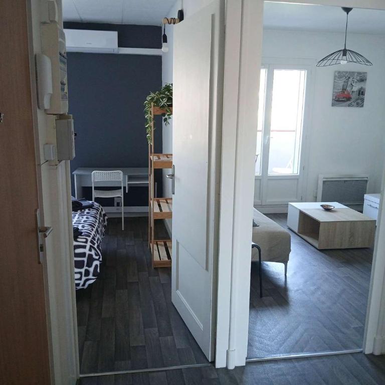 Geoffrey – T2 avec 2 balcons vue panoramique • 4 pers • Grenoble - One-Bedroom Apartment with Balcony - 14
