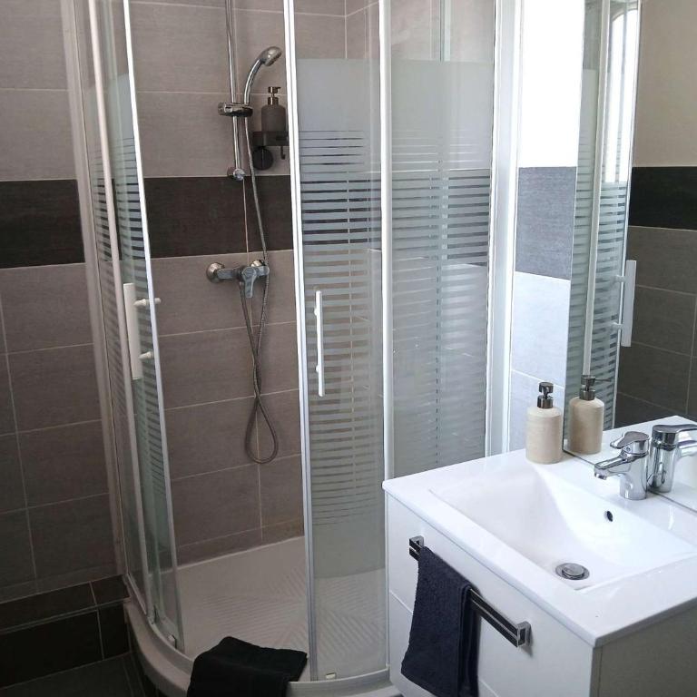 Geoffrey – T2 avec 2 balcons vue panoramique • 4 pers • Grenoble - One-Bedroom Apartment with Balcony - 17