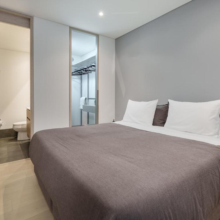 El Tesoro 1BR Coworking, Rooftop & Market AC - One-Bedroom Apartment - 9