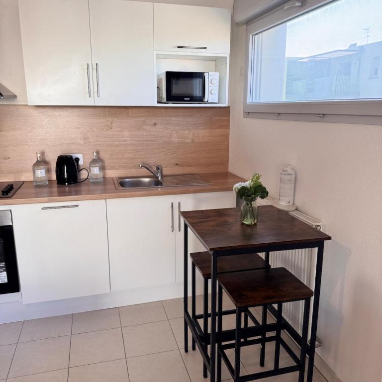 Modern 4-room apartment 3 bedrooms Netflix Parking - Three-Bedroom Apartment - 100
