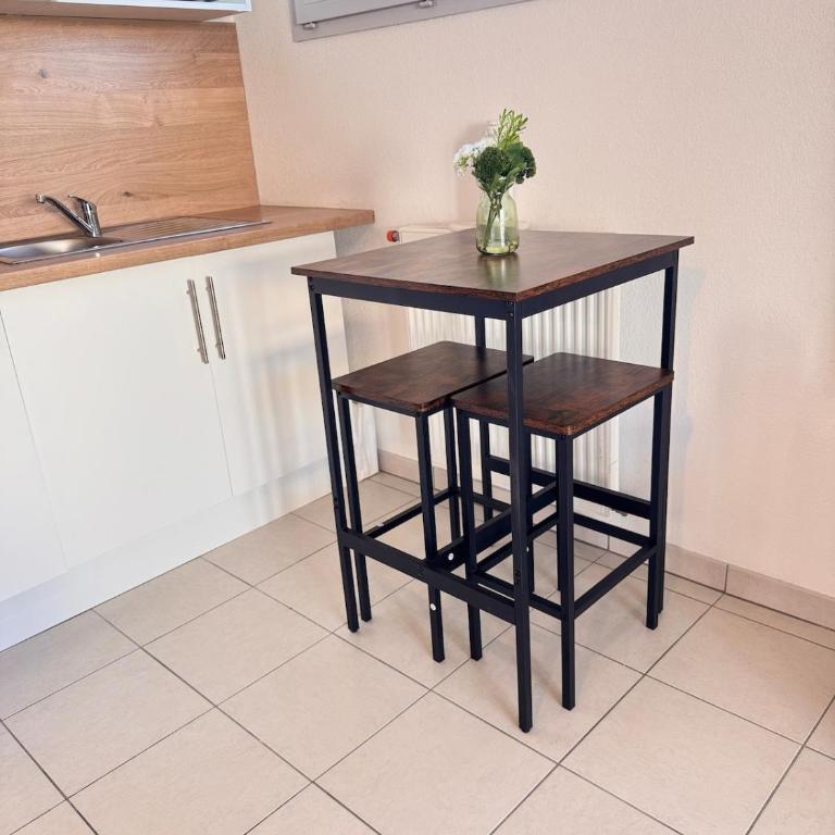 Modern 4-room apartment 3 bedrooms Netflix Parking - Three-Bedroom Apartment - 97