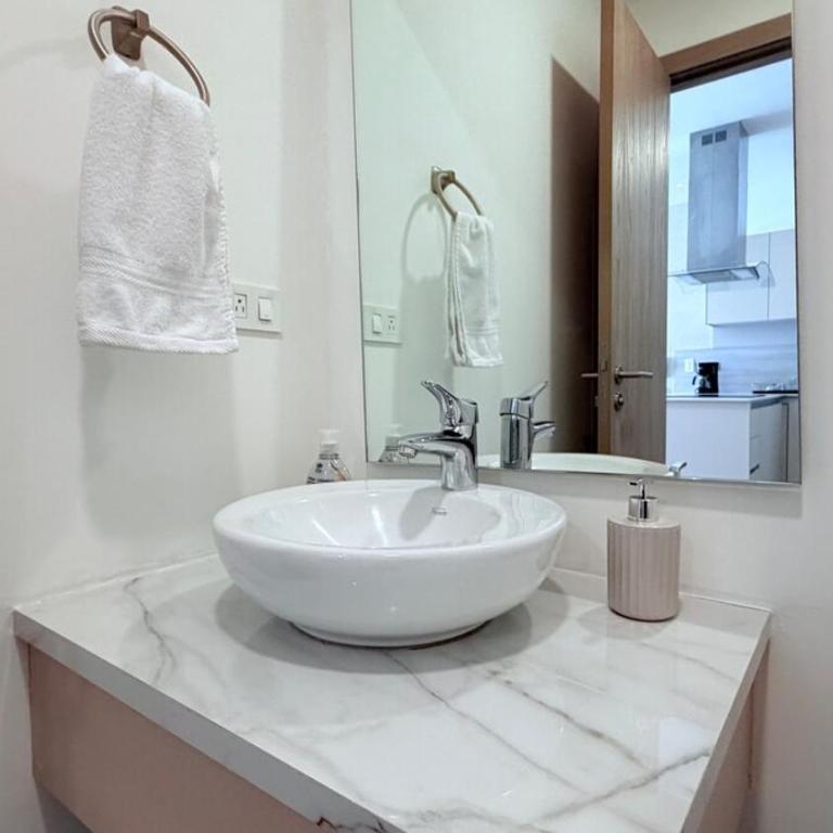 Exclusive Luxury Suite with Pool & Scenic Balcony, wiffi, parking - Apartamento de 1 dormitorio - 52
