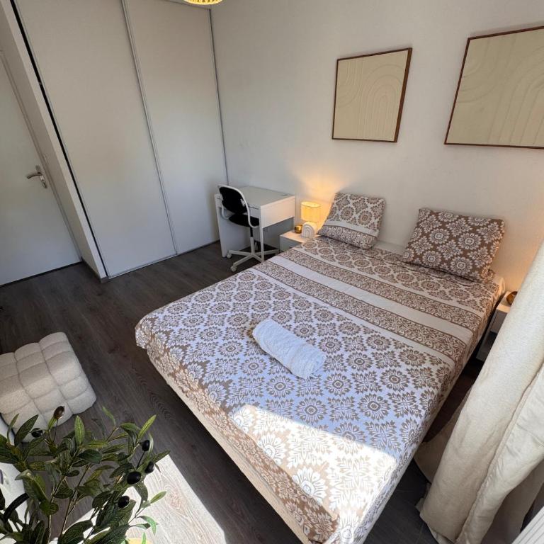 Modern 4-room apartment 3 bedrooms Netflix Parking - Three-Bedroom Apartment - 86