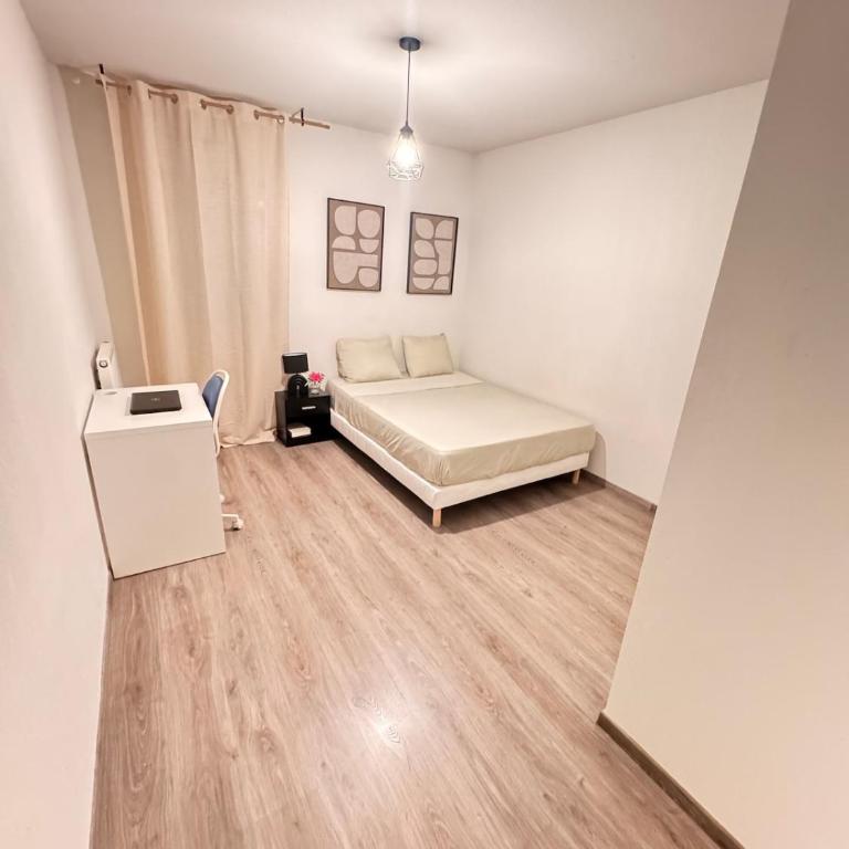 Modern 4-room apartment 3 bedrooms Netflix Parking - Three-Bedroom Apartment - 81