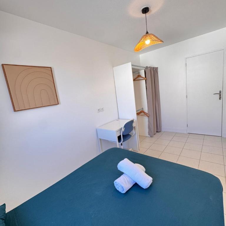 Modern 4-room apartment 3 bedrooms Netflix Parking - Three-Bedroom Apartment - 72