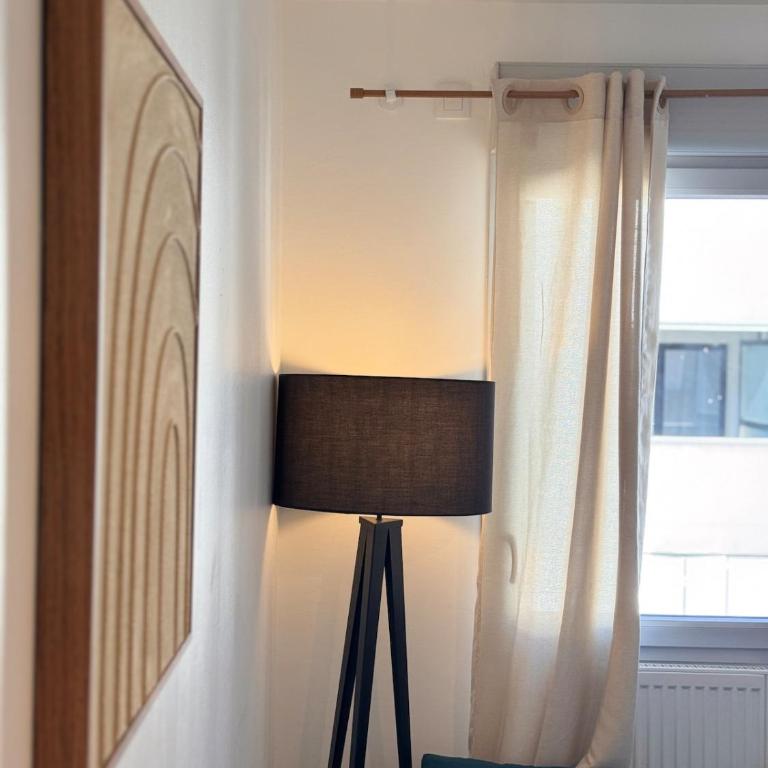 Modern 4-room apartment 3 bedrooms Netflix Parking - Three-Bedroom Apartment - 68