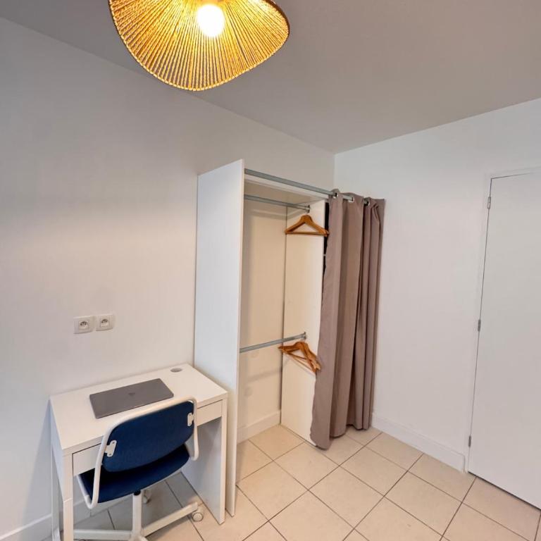 Modern 4-room apartment 3 bedrooms Netflix Parking - Three-Bedroom Apartment - 64