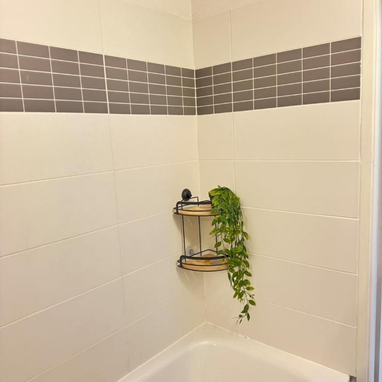 Modern 4-room apartment 3 bedrooms Netflix Parking - Three-Bedroom Apartment - 62