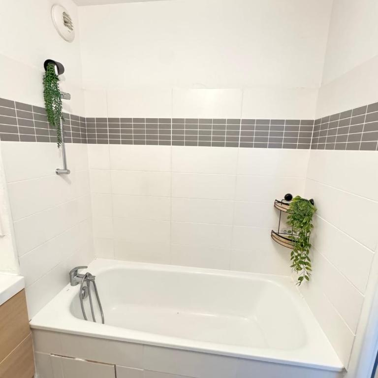 Modern 4-room apartment 3 bedrooms Netflix Parking - Three-Bedroom Apartment - 61