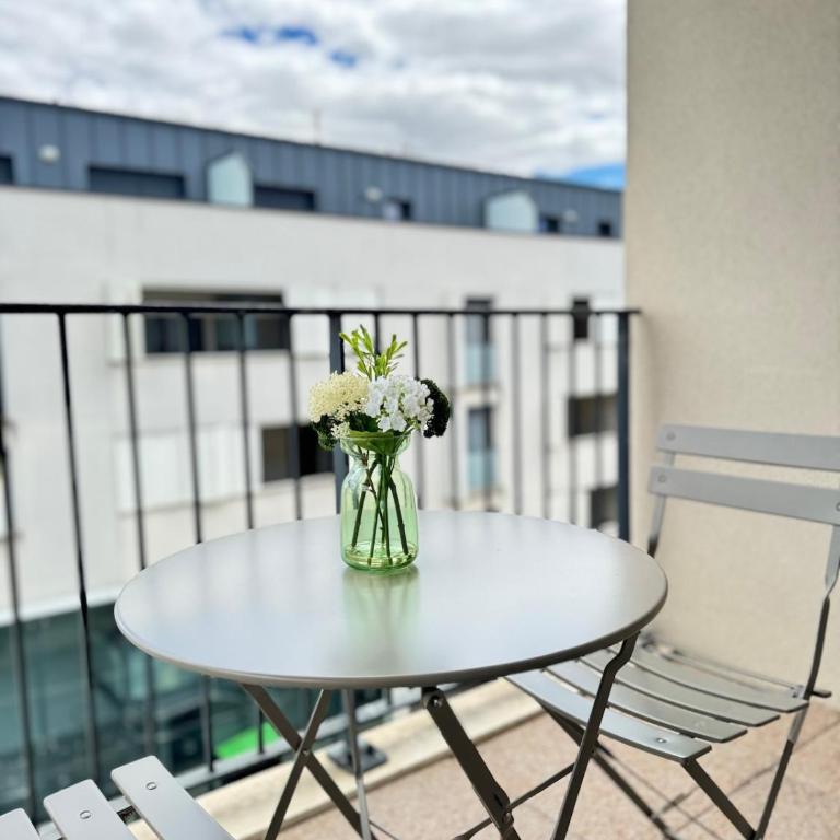 Modern 4-room apartment 3 bedrooms Netflix Parking - Three-Bedroom Apartment - 53