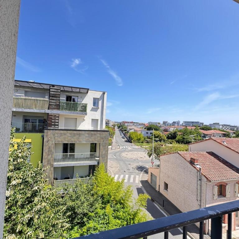 Modern 4-room apartment 3 bedrooms Netflix Parking - Three-Bedroom Apartment - 52