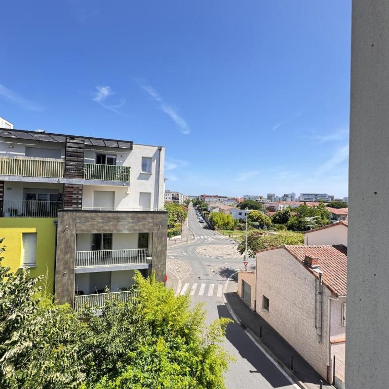 Modern 4-room apartment 3 bedrooms Netflix Parking - Three-Bedroom Apartment - 50