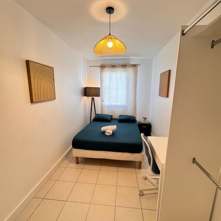 Modern 4-room apartment 3 bedrooms Netflix Parking - Three-Bedroom Apartment - 48