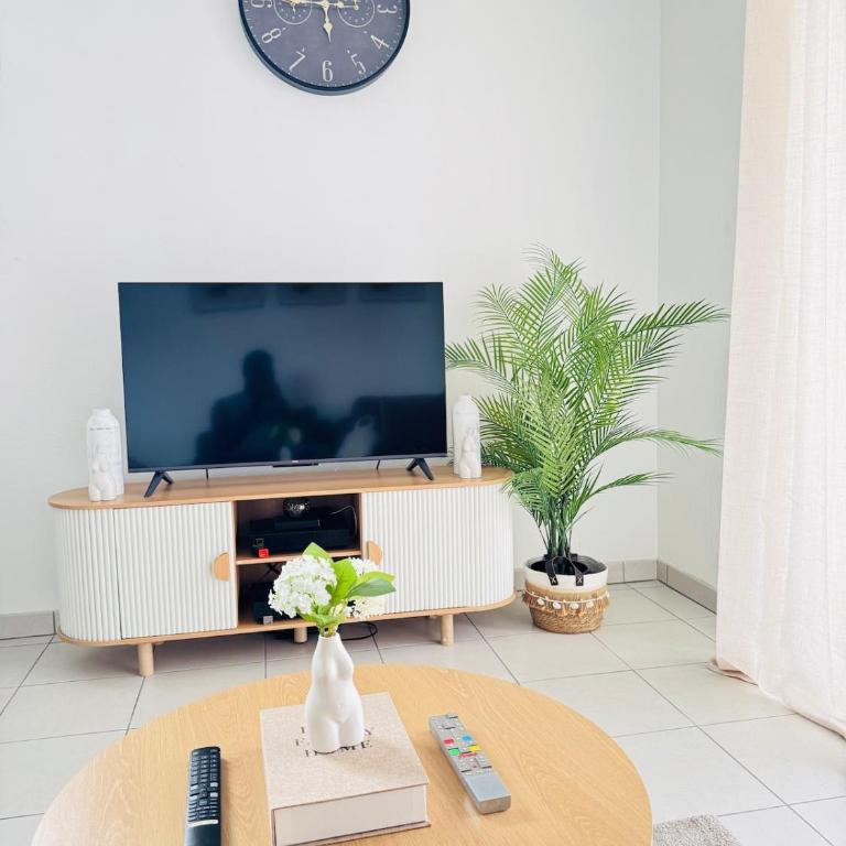 Modern 4-room apartment 3 bedrooms Netflix Parking - Three-Bedroom Apartment - 47