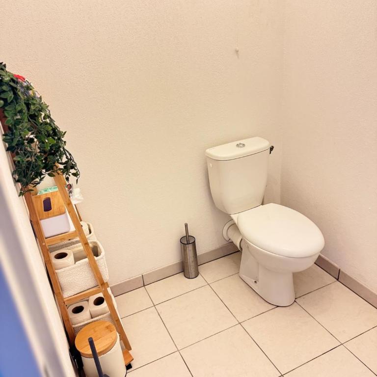 Modern 4-room apartment 3 bedrooms Netflix Parking - Three-Bedroom Apartment - 46