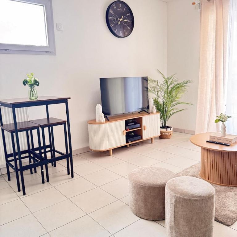 Modern 4-room apartment 3 bedrooms Netflix Parking - Three-Bedroom Apartment - 45