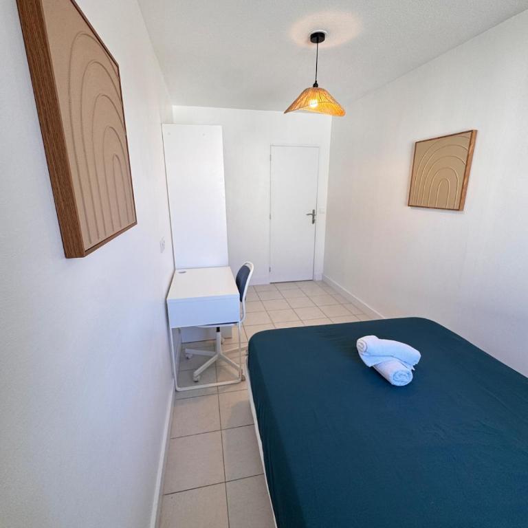 Modern 4-room apartment 3 bedrooms Netflix Parking - Three-Bedroom Apartment - 24