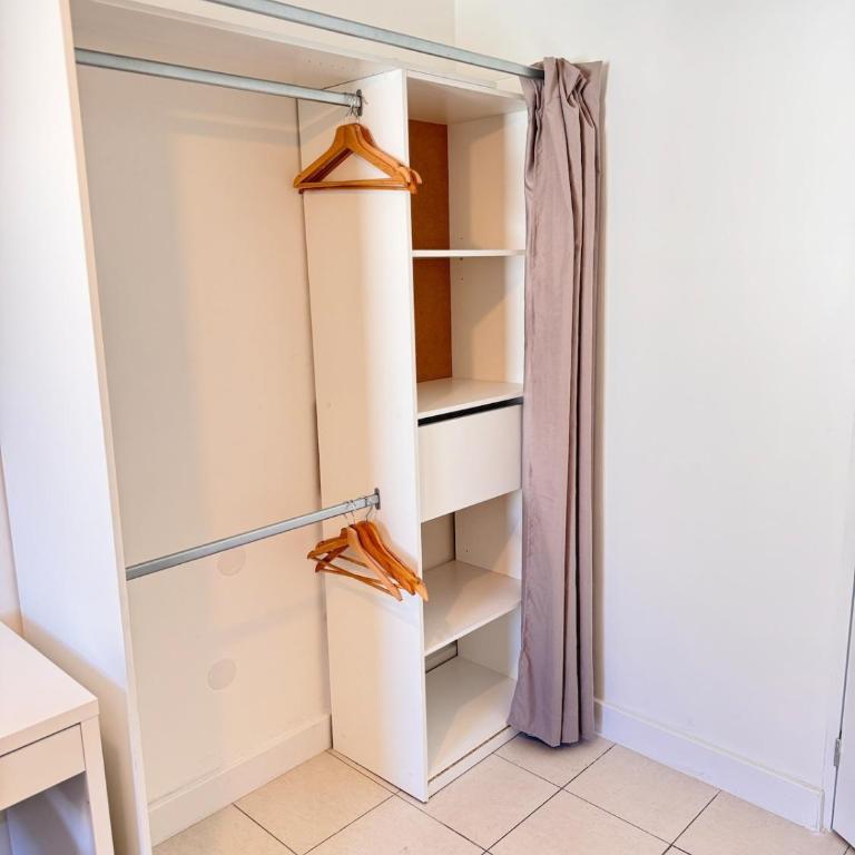 Modern 4-room apartment 3 bedrooms Netflix Parking - Three-Bedroom Apartment - 21