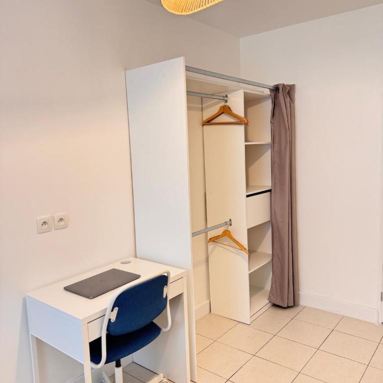 Modern 4-room apartment 3 bedrooms Netflix Parking - Three-Bedroom Apartment - 18
