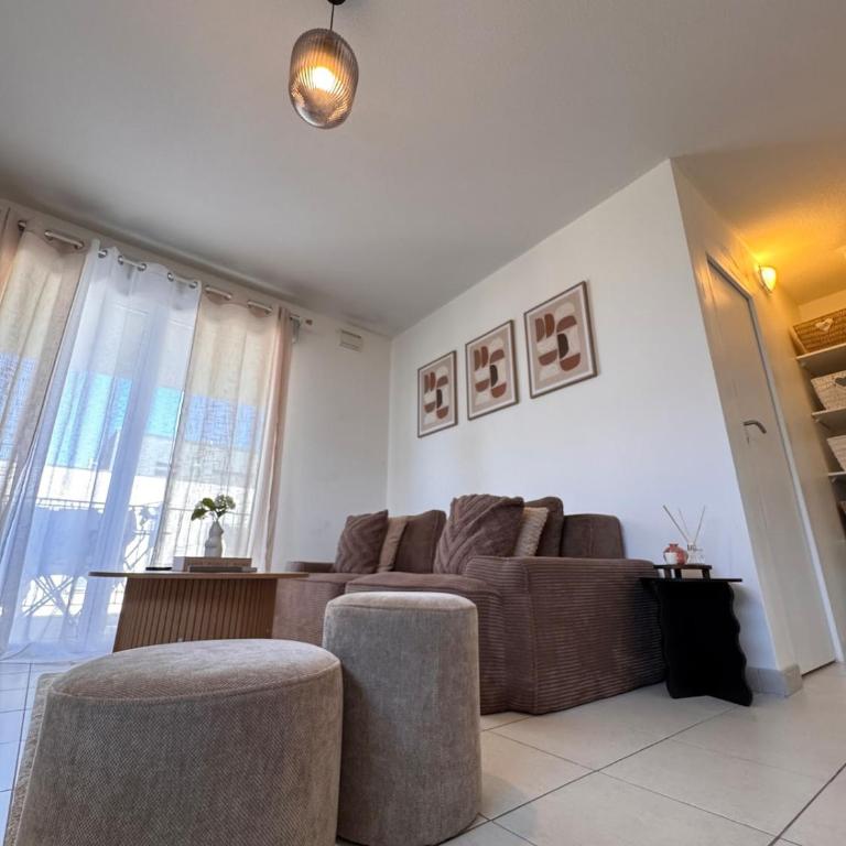 Modern 4-room apartment 3 bedrooms Netflix Parking - Three-Bedroom Apartment - 14