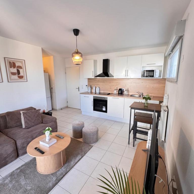 Modern 4-room apartment 3 bedrooms Netflix Parking - Three-Bedroom Apartment - 13