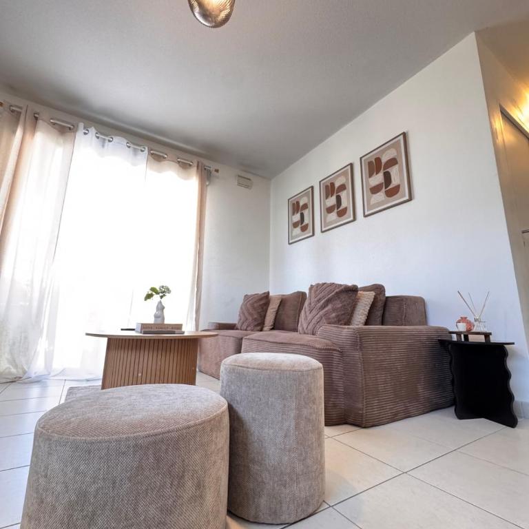 Modern 4-room apartment 3 bedrooms Netflix Parking - Three-Bedroom Apartment - 12
