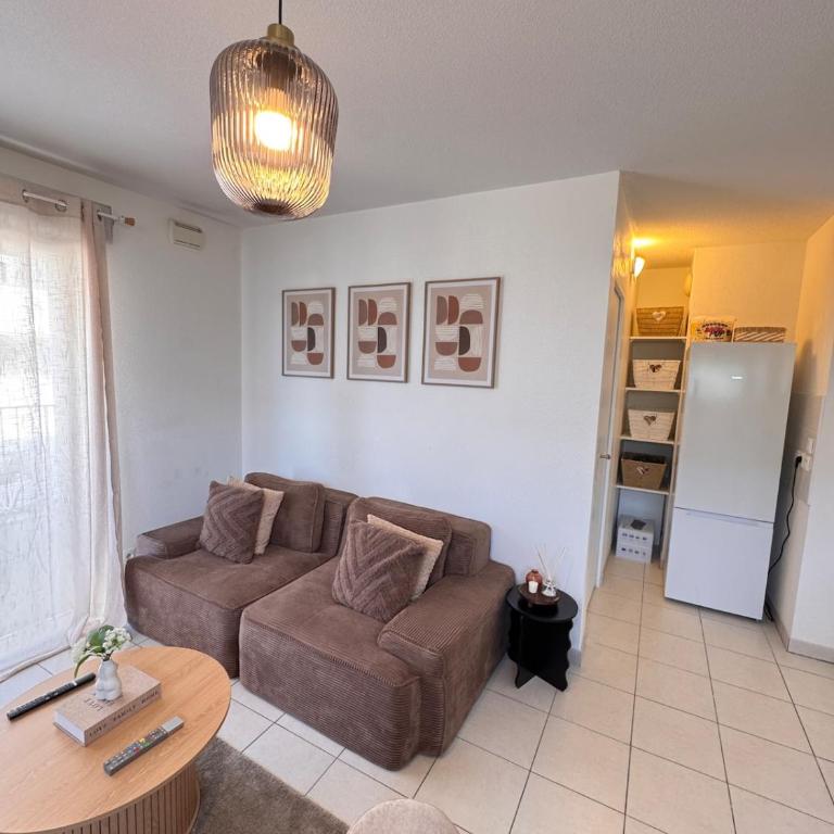 Modern 4-room apartment 3 bedrooms Netflix Parking - Three-Bedroom Apartment - 10