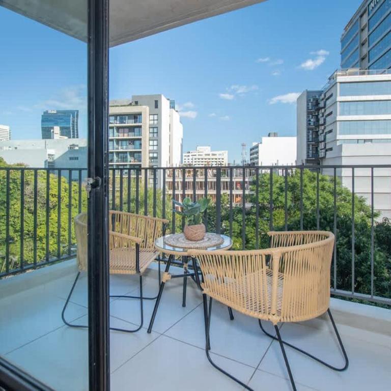 Chic Designer Flat Overlooking the City - Apartment - 2