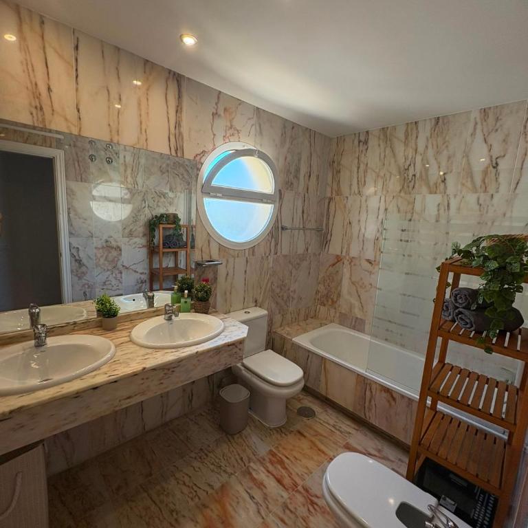 Relax & Swim Apartment - Three-Bedroom Apartment - 10