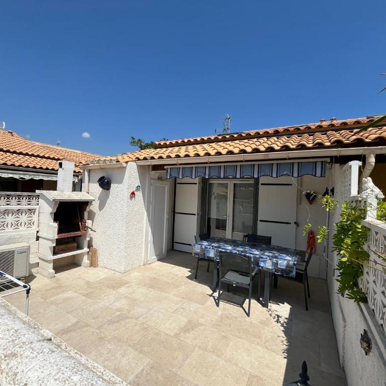 Jolie Maison d'angle rénovée , 5 personnes, séjour climatisé, résidence avec piscine commune , à 400 m de la plage de PORTIRAGNES LRJP132 - Maison de Vacances 3 Chambres - 1