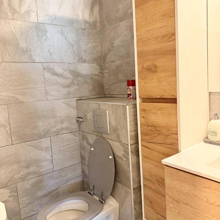 Studio neuf parking proche centre-ville - Studio Lit Queen-Size - 10