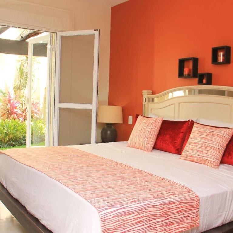 Ground floor Condo, Steps from Coco Beach and 5th Av - Apartment - 3