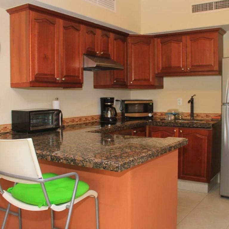 Ground floor Condo, Steps from Coco Beach and 5th Av - Apartment - 11