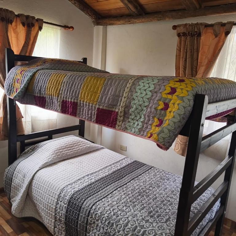 Hostal Villa San Juan - Cama en habitación compartida mixta de 4 camas - 2