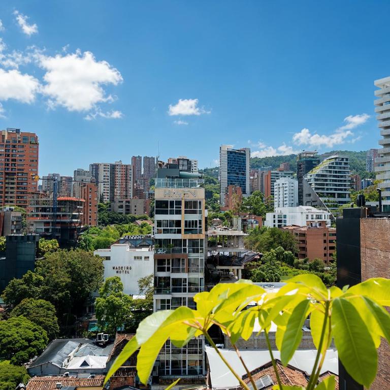 Hunters Hotel Medellin - Deluxe Double Room - 4
