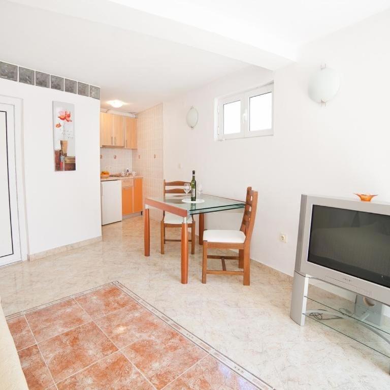 Apartments Yana - Dvokrevetni Studio sa Bračnim Krevetom i Terasom - 2