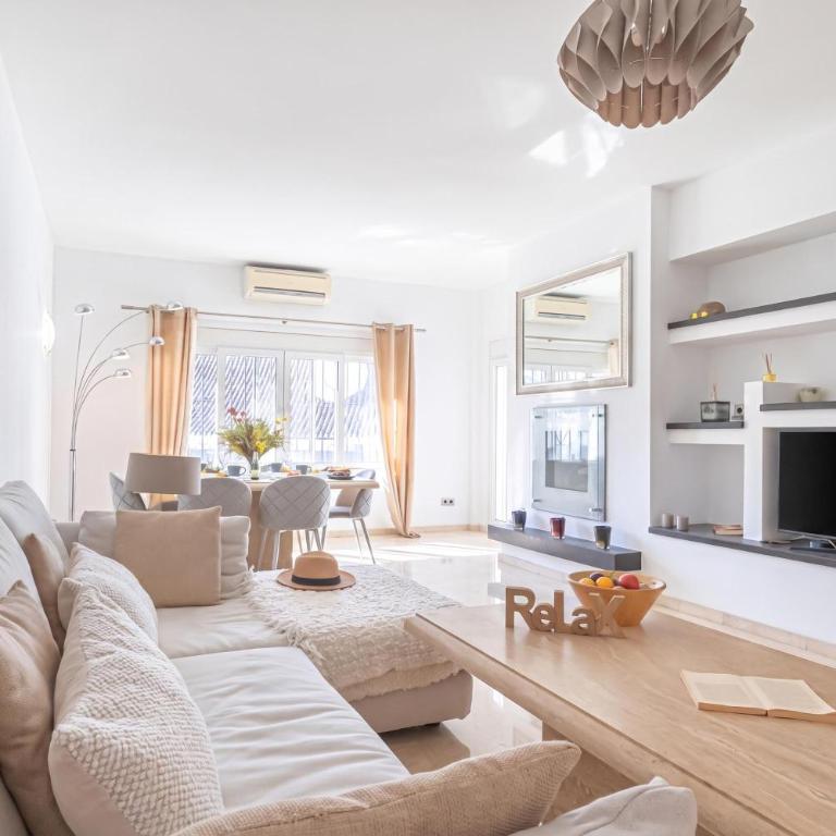 Puerto Banus Near La Sala By The Sea - Happy Rentals - Deluxe Apartment - 5