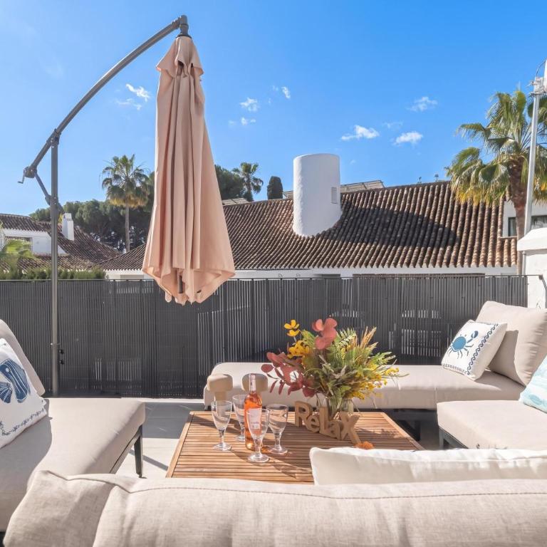 Puerto Banus Near La Sala By The Sea - Happy Rentals - Deluxe Apartment - 10