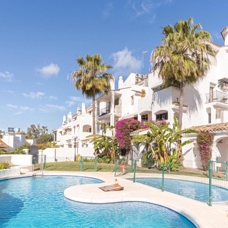 Puerto Banus Near La Sala By The Sea - Happy Rentals - Deluxe Apartment - 25