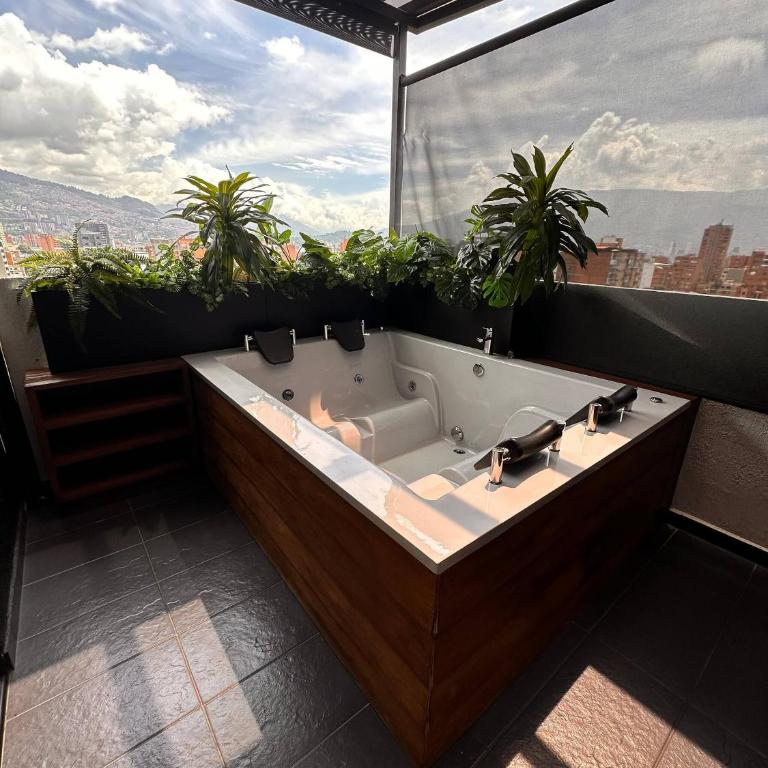 Luxury PH Whirlpool Tub AC Fast WiFi - Apartment - 12